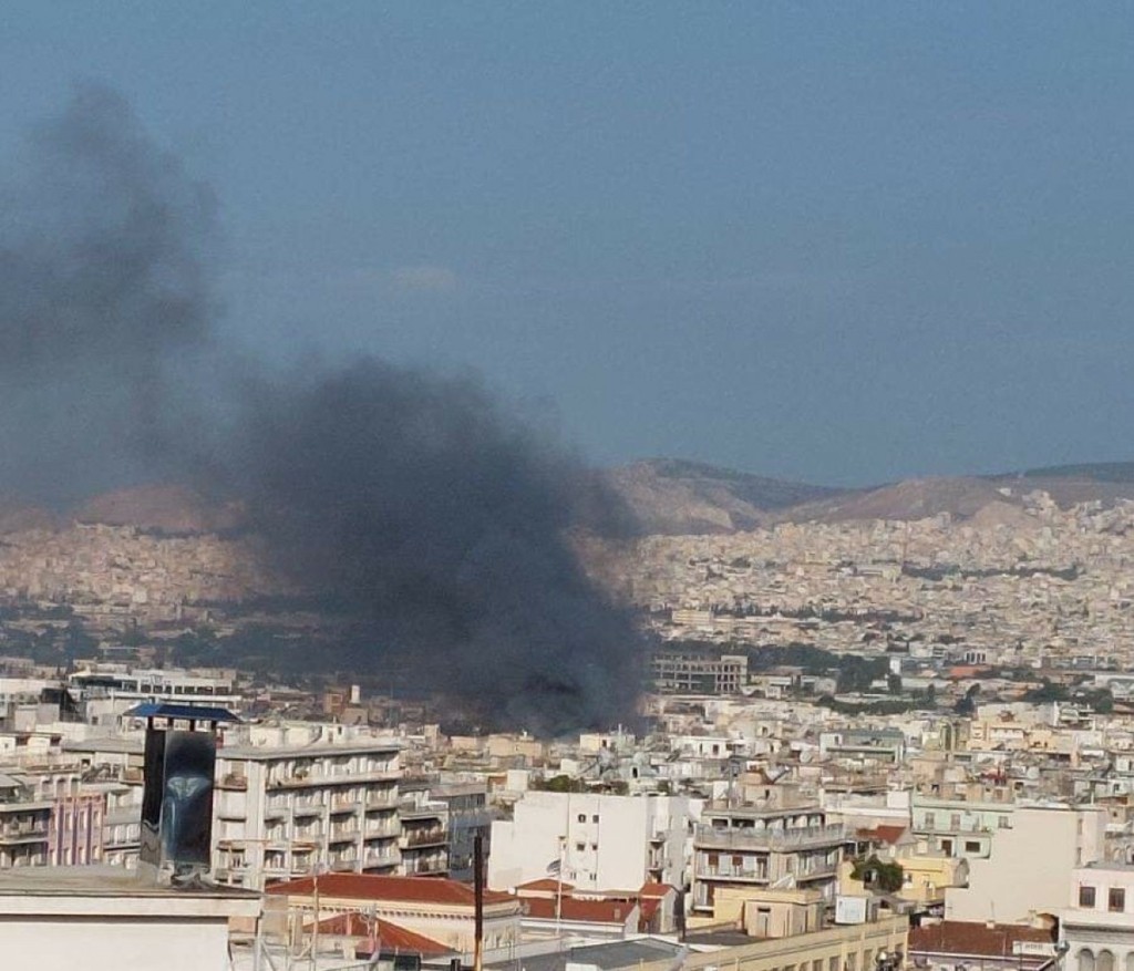Φωτιά ΤΩΡΑ σε κατάστημα στο κέντρο της Αθήνας – Πού έχει διακοπεί η κυκλοφορία