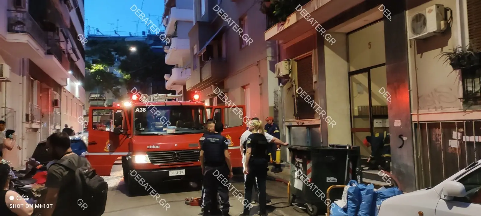 Νεκρός ανασύρθηκε ηλικιωμένος έπειτα από φωτιά σε διαμέρισμα στα Κάτω Πατήσια (pics)