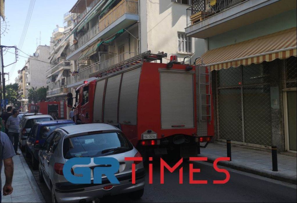 Συναγερμός από φωτιά σε πολυκατοικία στη Θεσσαλονίκη – Εκκενώνονται τα διαμερίσματα (vid)