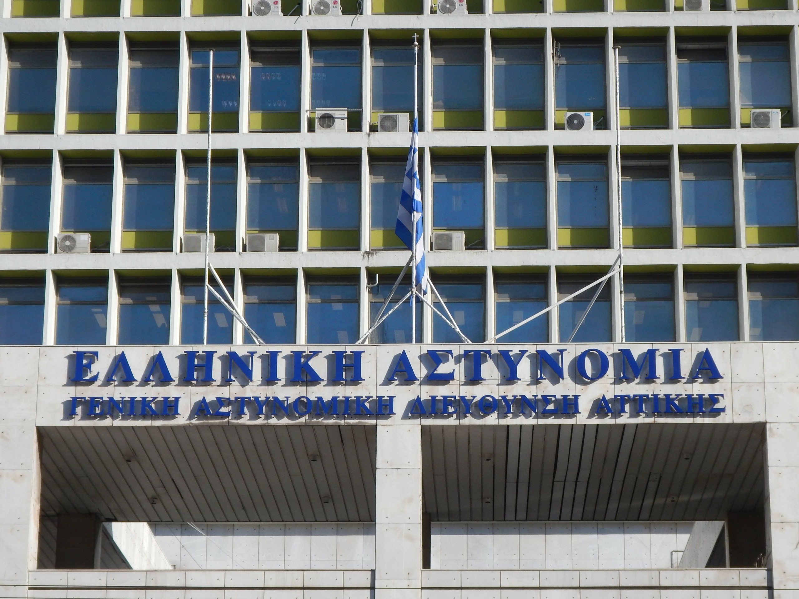 Ανακοίνωση της ΕΛΑΣ για καταγγελία θύματος ενδοοικογενειακής βίας – “Ο εισαγγελέας δεν έδωσε άδεια για επέμβαση στο σπίτι της” (vid)
