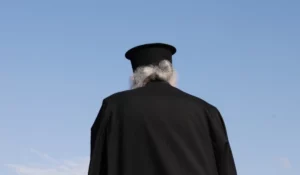 Η Ιερά Μητρόπολη Ιερισσού απαγόρευσε να λειτουργεί στον ιερέα που κατηγορείται για σεξουαλική παρενόχληση 5 ανήλικων αγοριών