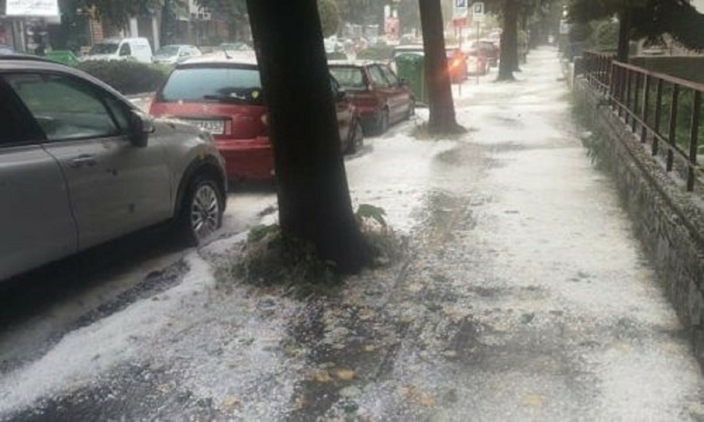 «Ντύθηκαν» στα λευκά από το χαλάζι τα Ιωάννινα μέσα σε λίγα λεπτά (vid)