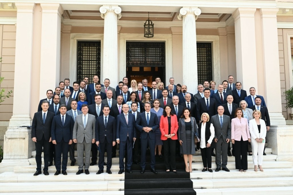 Πρώτο Υπουργικό Συμβούλιο της νέας κυβέρνησης Μητσοτάκη: Οι μπλε φάκελοι με 120 μεταρρυθμίσεις – “Καλύτεροι μισθοί, καλύτερη υγεία, καλύτερο κράτος”