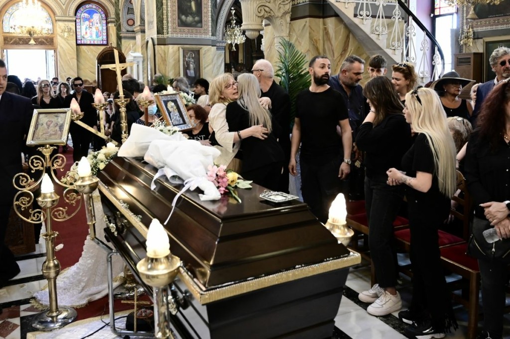 Συντετριμμένοι στην κηδεία του Γιάννη Φλωρινιώτη – Πλήθος κόσμου στο τελευταίο αντίο (pics)