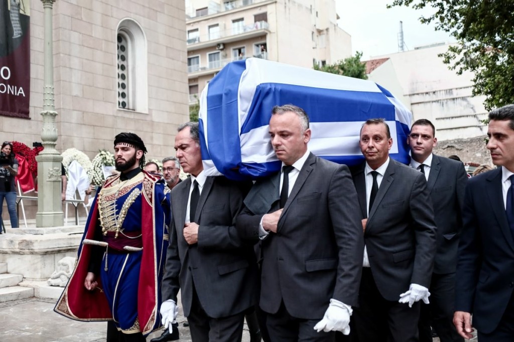 Γιάννης Μαρκόπουλος: Πλήθος κόσμου στην κηδεία του – Συντετριμμένοι οι κοντινοί του