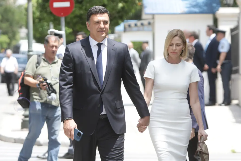 Εντυπωσιακή η Τζένη Μπαλατσινού στην ορκωμοσία της νέας κυβέρνησης – Με λευκό φόρεμα στο πλευρό του Βασίλη Κικίλια
