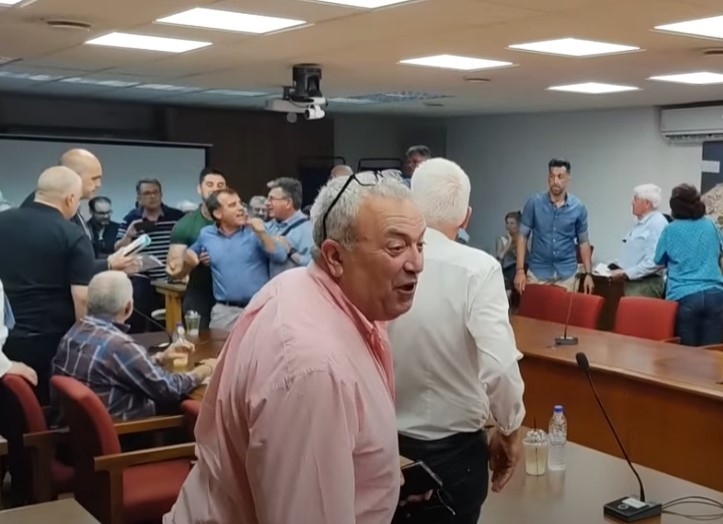 Κόρινθος: Πεδίο «μάχης» το Δημοτικό Συμβούλιο – Πιάστηκαν στα χέρια και αντάλλαξαν βρισιές (vid)