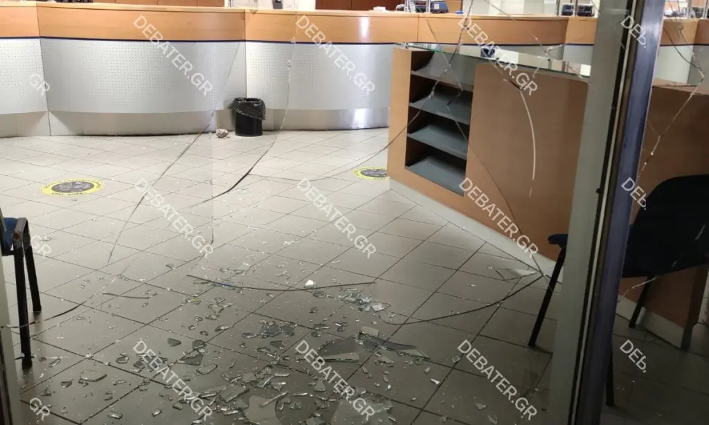 Μπαράζ επιθέσεων σε καταστήματα και ΑΤΜ το βράδυ της Πέμπτης στο Κουκάκι (pics)