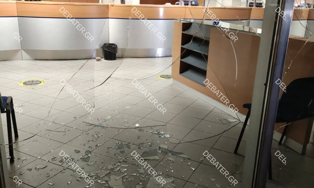 Μπαράζ επιθέσεων σε καταστήματα και ΑΤΜ το βράδυ της Πέμπτης στο Κουκάκι (pics)