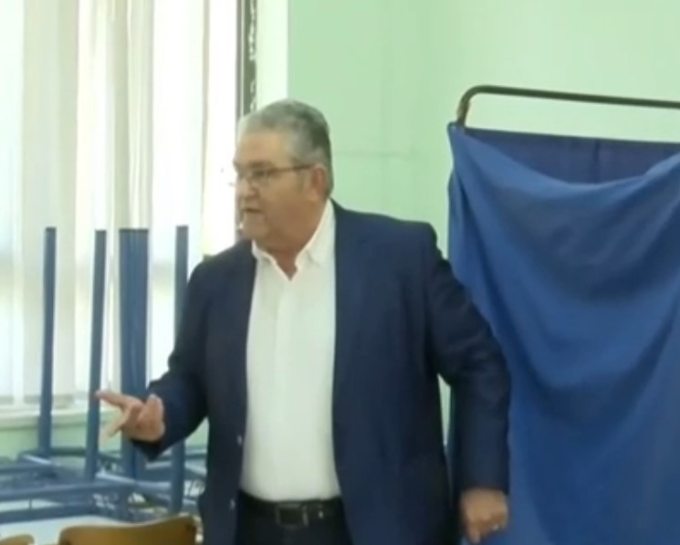 Εκλογές 2023: Πήγε να ψηφίσει ο Δημήτρης Κουτσούμπας και έλειπε το ψηφοδέλτιο του ΚΚΕ