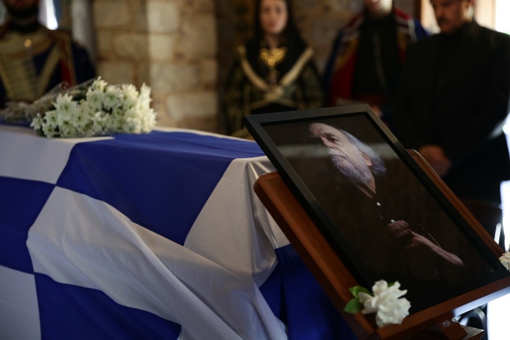 Γιάννης Μαρκόπουλος: Σε λαϊκό προσκύνημα η σορός του – Εικόνες από το παρεκκλήσι της Μητρόπολης