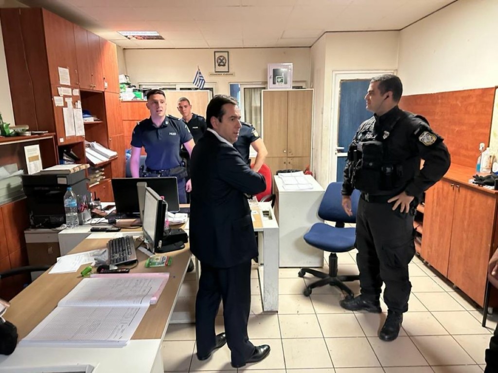 Νότης Μηταράκης: Αιφνιδιαστική επίσκεψη τα μεσάνυχτα στο ΑΤ Ομόνοιας