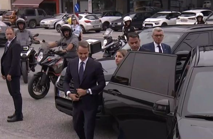 Κυριάκος Μητσοτάκης: Στα γραφεία της ΝΔ στην Πειραιώς με την οικογένειά του