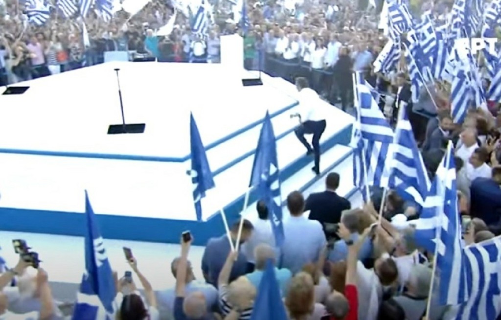Απρόοπτο για Μητσοτάκη στην ομιλία του στη Θεσσαλονίκη – Σκόνταψε πριν ανέβει στο βήμα