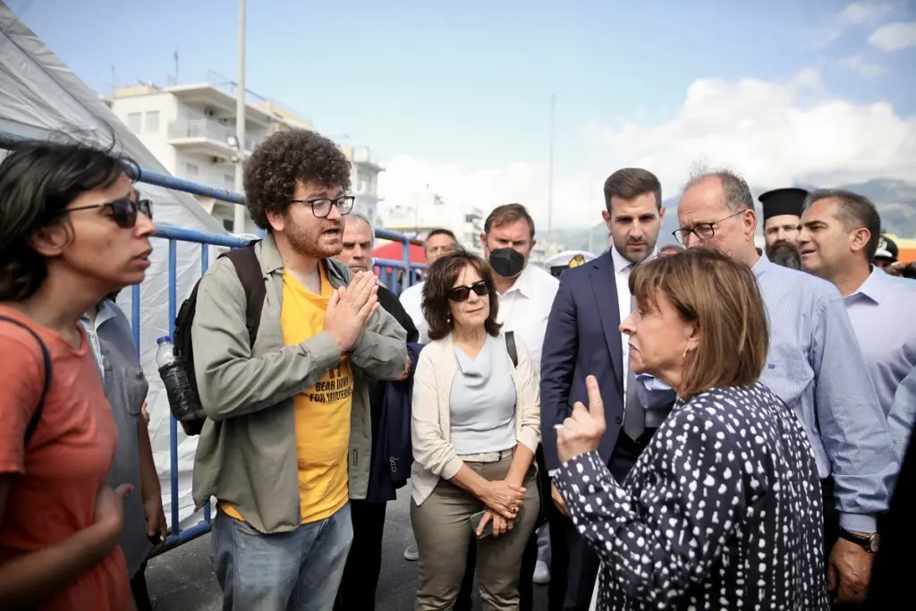 Άρης Σπουρδαλάκης στο DEBATER για το επεισόδιο με την Σακελλαροπούλου – «Μας πλησίασε επιθετικά»