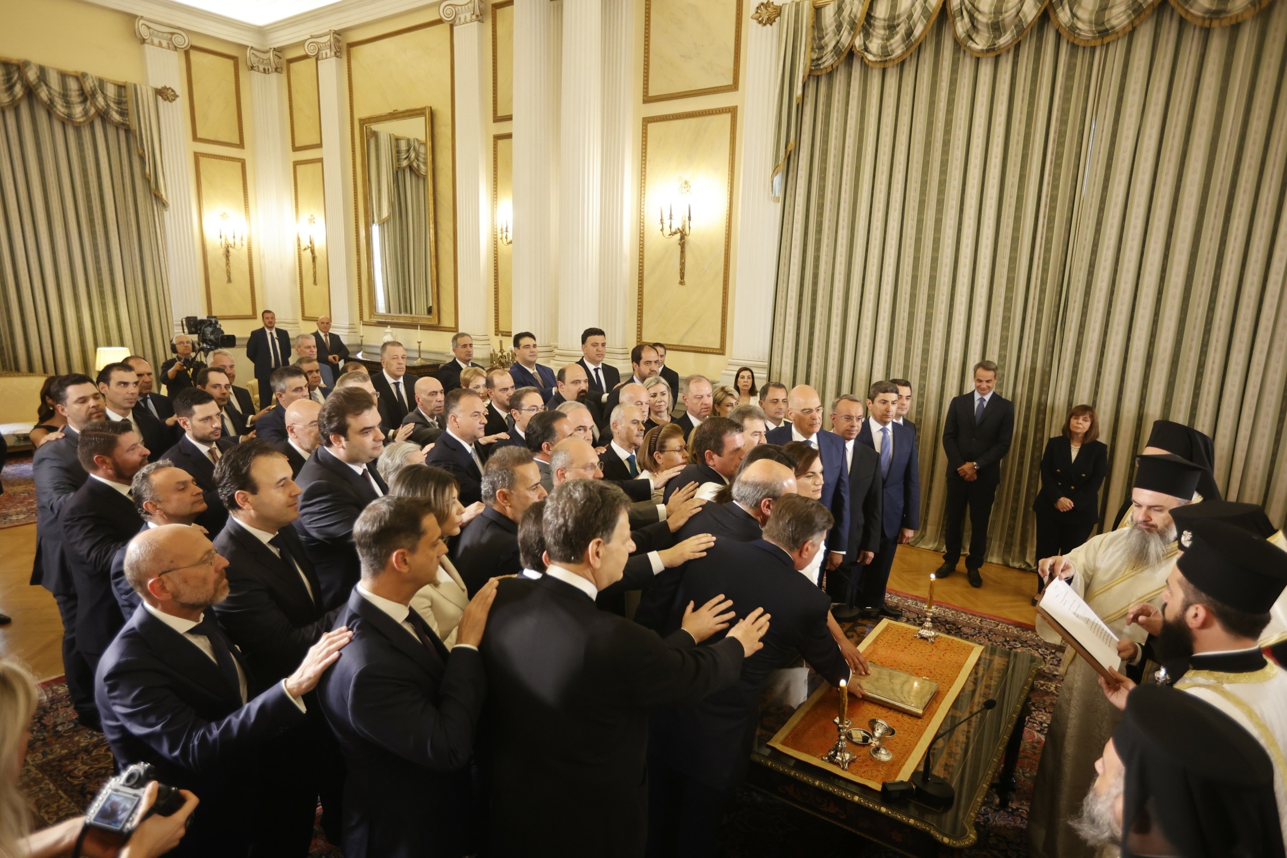 Ορκίστηκε η νέα κυβέρνηση του Κυριάκου Μητσοτάκη – Στιγμιότυπα από τις τελετές παράδοσης – παραλαβής