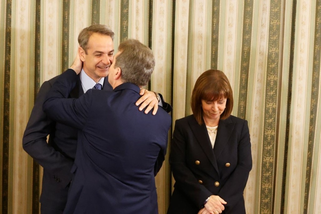 Όσα δεν έδειξαν οι κάμερες από την ορκωμοσία – Πηγαδάκια, χαμόγελα και αγκαλιές