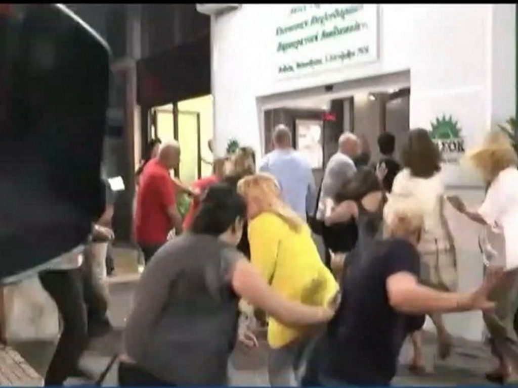 Η στιγμή της επίθεσης με πέτρες στα γραφεία του ΠΑΣΟΚ (vid)