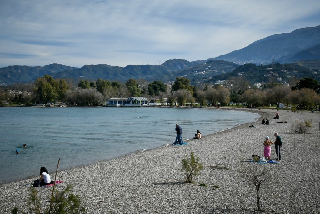 Θρίλερ με πτώμα σε παραλία στην Πάτρα – Σενάρια για αυτοκτονία από τη γέφυρα Ρίου-Αντιρρίου