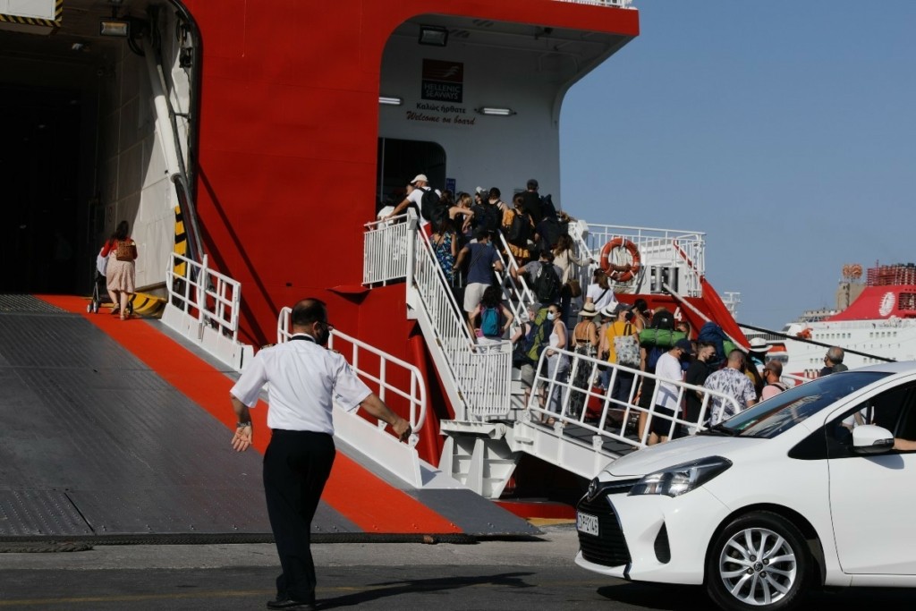 Κορυφώνεται η έξοδος των εκδρομέων για το τριήμερο του Αγίου Πνεύματος – Το αδιαχώρητο στα λιμάνια