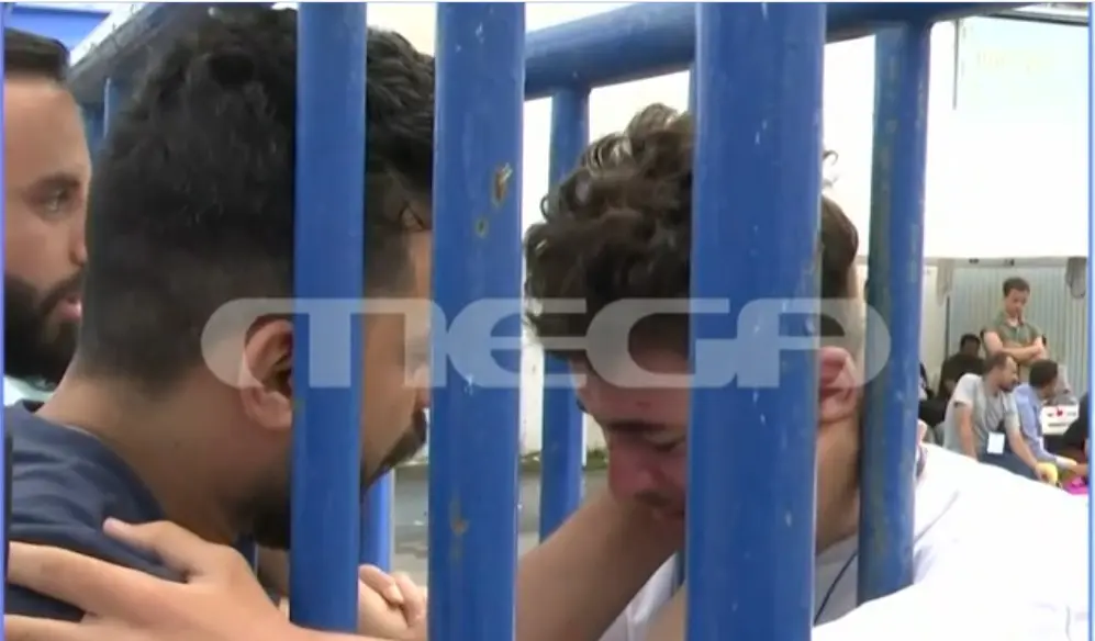 Ναυάγιο στην Πύλο: Η στιγμή που βρίσκει τον αδελφό του ζωντανό – Το βίντεο που ραγίζει καρδιές