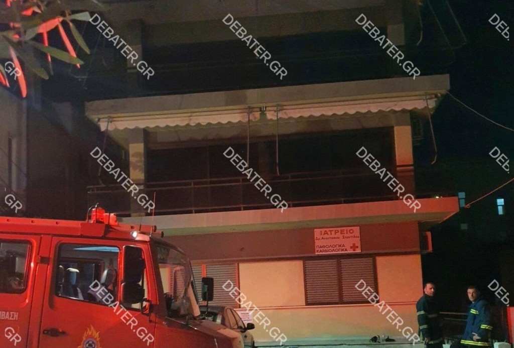 Φωτιά σε διαμέρισμα στη Γλυφάδα – Απεγκλωβίστηκαν τρία άτομα