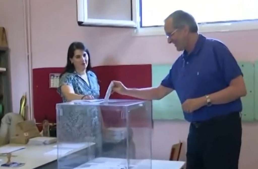 Ψήφισε στην Πύλο ο πρώην πρωθυπουργός Αντώνης Σαμαράς