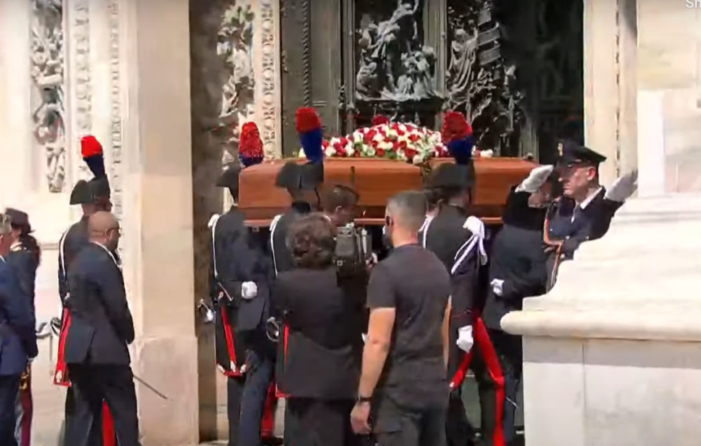 Live η κηδεία Σίλβιο Μπερλουσκόνι: Χιλιάδες στο τελευταίο αντίο – Θα αποτεφρωθεί η σορός του