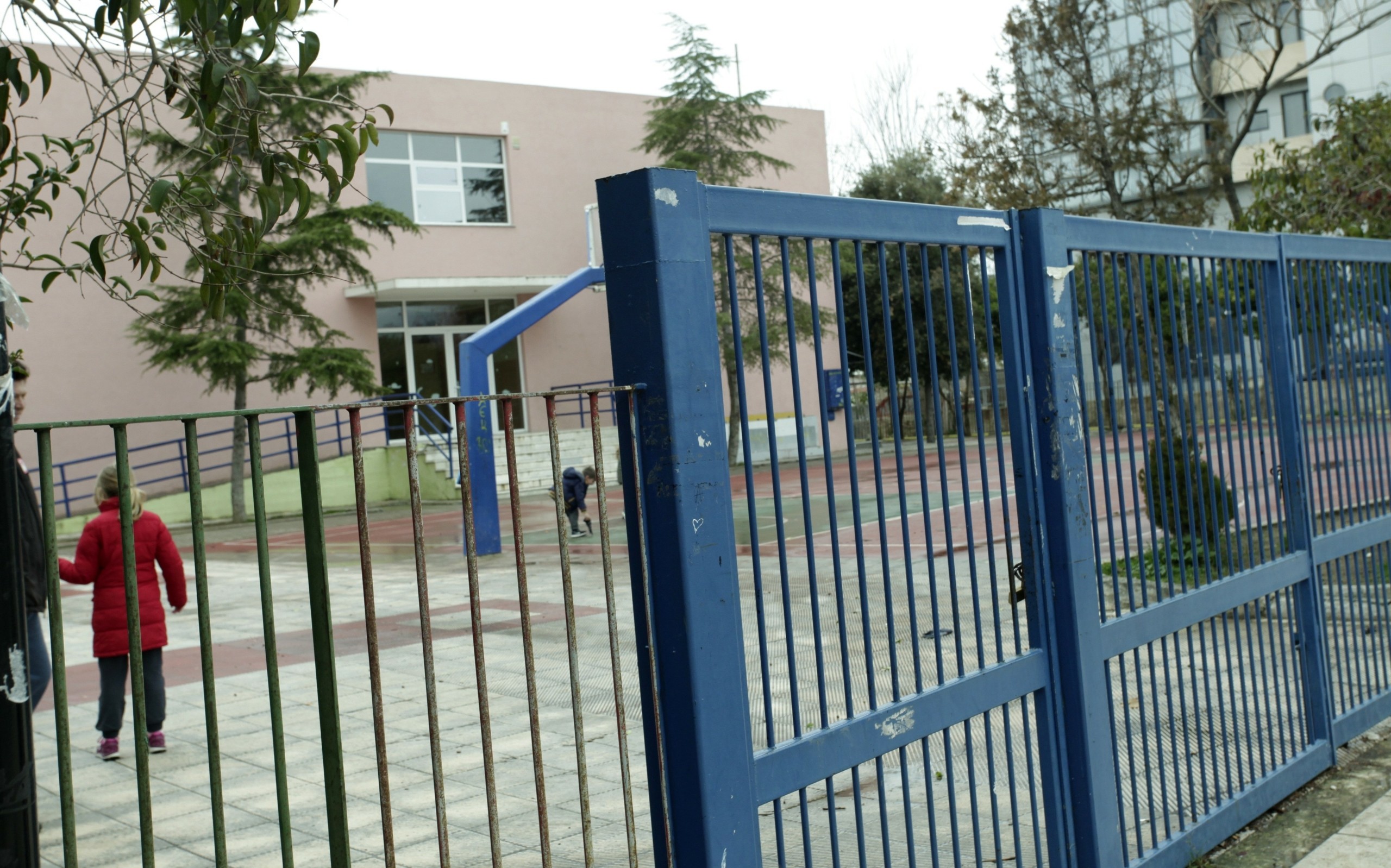 Θρίλερ με απόπειρα αρπαγής παιδιών από σχολείο στην Πάτρα – Οι άγνωστοι με το λευκό βαν