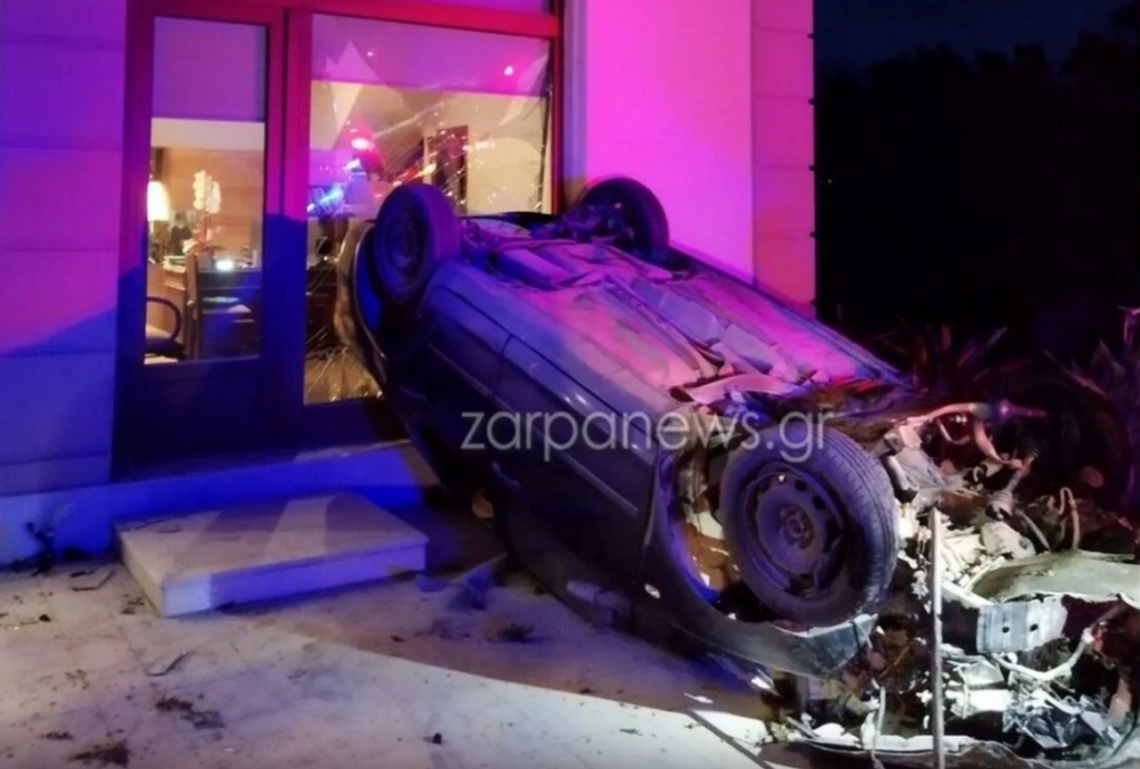 Σοκαριστικό τροχαίο στα Χανιά: 25χρονος έπεσε σε τζαμαρία μαγαζιού
