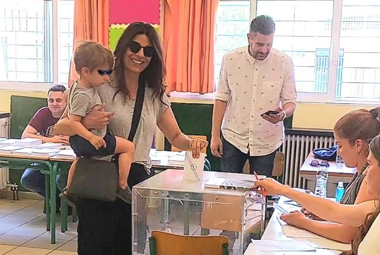 Εκλογές 2023: Αγκαλιά με το εγγόνι της ψήφισε η Πόπη Τσαπανίδου (pic)