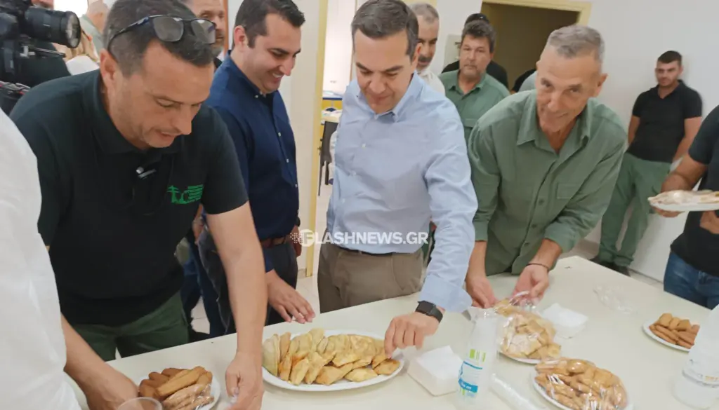 Ο Αλέξης Τσίπρας στα Χανιά – Δεν αντιστάθηκε στις τσικουδιές και τα καλιτσούνια (pics)