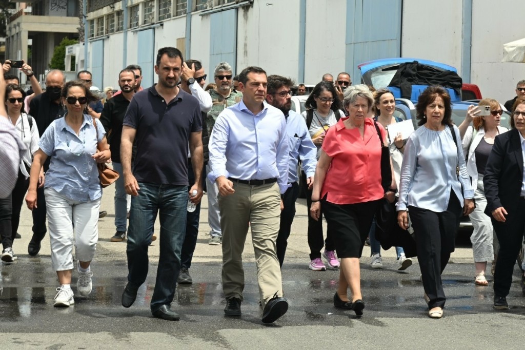 Στο λιμάνι της Καλαμάτας ο Αλέξης Τσίπρας – Επισκέφθηκε τους διασωθέντες του ναυαγίου στην Πύλο (pics)