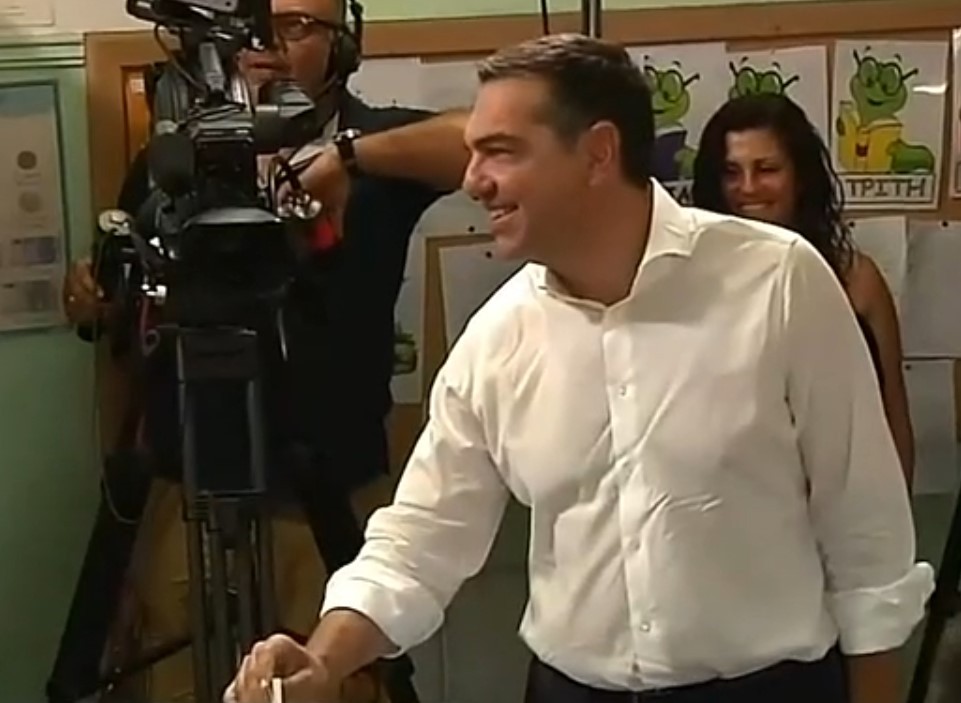 Ψήφισε στο Περιστέρι ο Αλέξης Τσίπρας