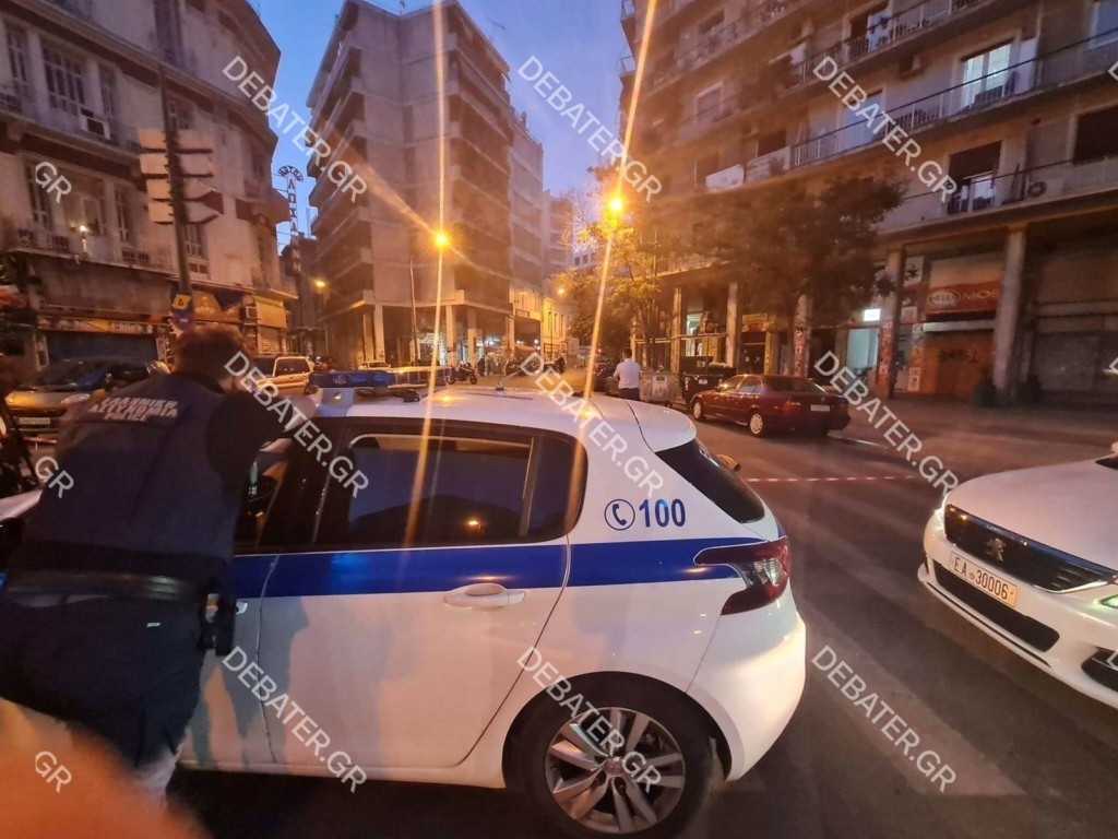 Άνδρας εντοπίστηκε νεκρός μέσα σε λίμνη αίματος στην πλατεία Βάθη (pics)