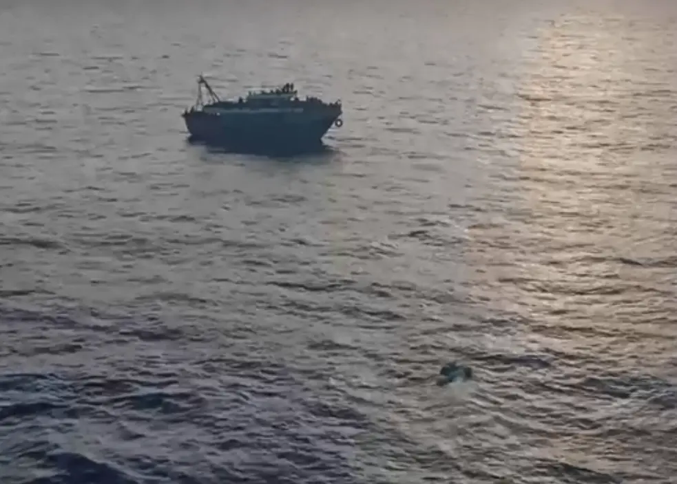 Ναυάγιο στην Πύλο: Βίντεο πριν την τραγωδία – Εμπορικό πλοίο προμηθεύει με τρόφιμα και νερό το αλιευτικό