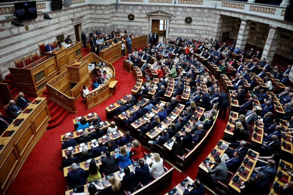 “Καραμπόλα” στη Βουλή – Τι αλλάζει στην κατανομή των εδρών