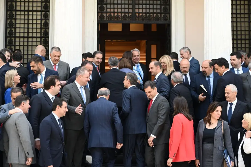 Ποια υφυπουργός πήγε με αθλητικά στο πρώτο Yπουργικό – Οι εμφανίσεις που ξεχώρισαν (pics)