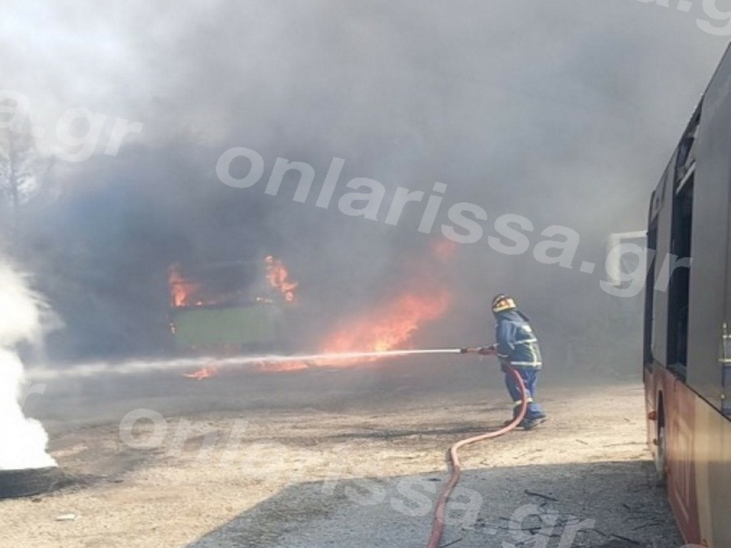 Φωτιά στον Πλατύκαμπο Λάρισας – Καίει σταθμευμένα λεωφορεία (pics&vids)