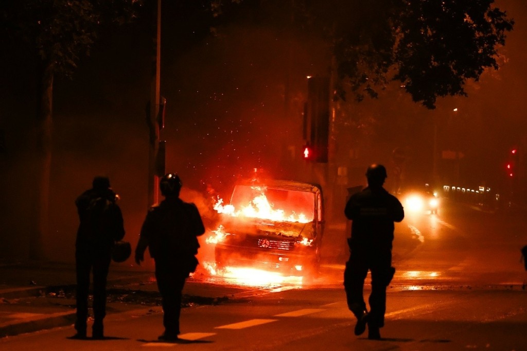 Η Γαλλία εκπέμπει SOS – Σοβαρά επεισόδια για τη δολοφονία του 17χρονου Ναέλ από αστυνομικά πυρά (vid)