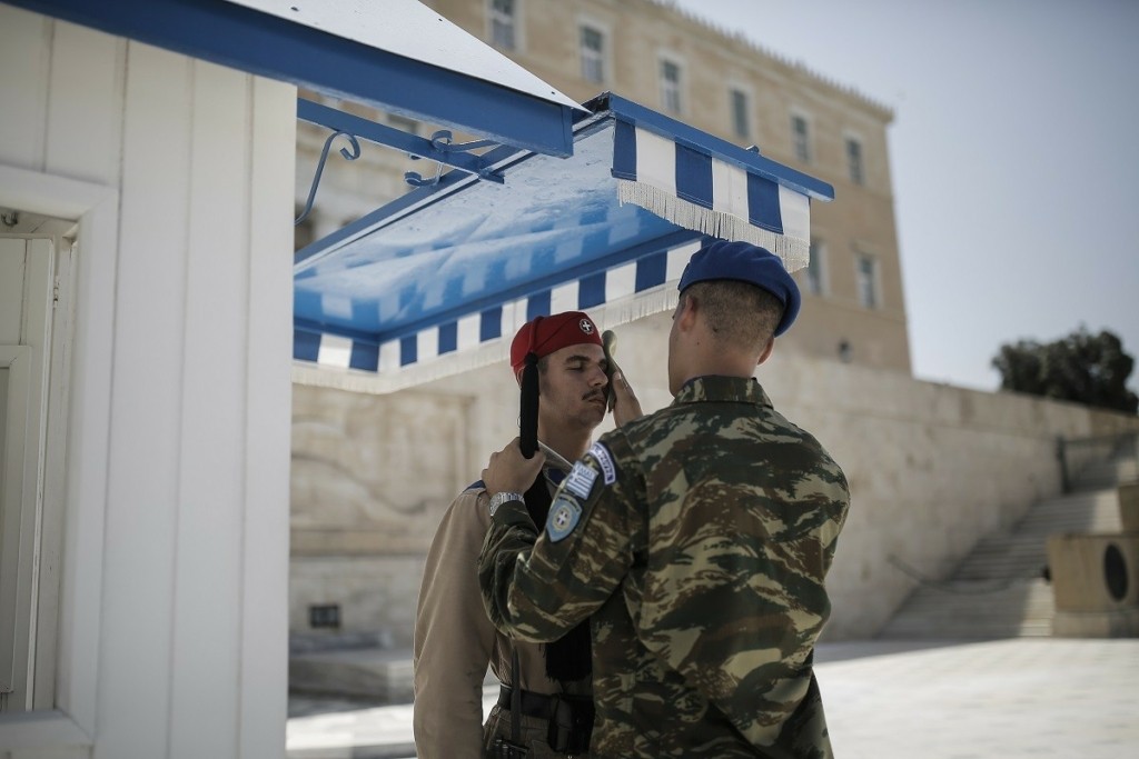 O καύσωνας «Κλέων» λιώνει τους Εύζωνες – Τους δροσίζουν οι συνάδελφοι τους (pics)