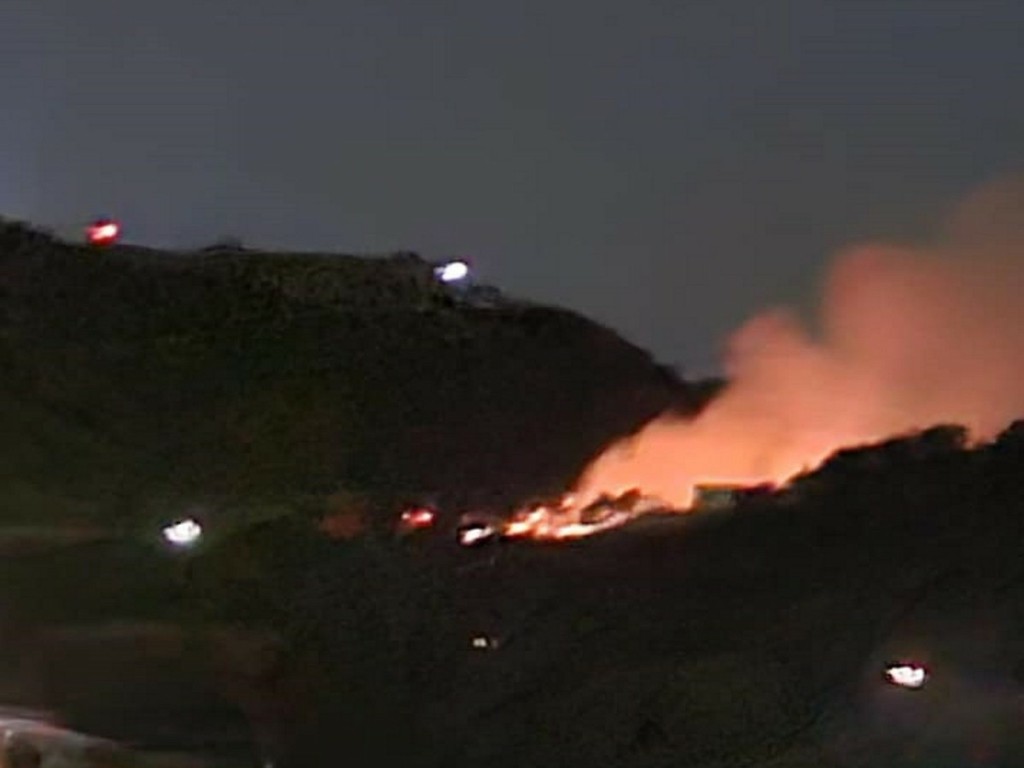 Υπό μερικό έλεγχο η πυρκαγιά σε χαμηλή βλάστηση στον Κορυδαλλό