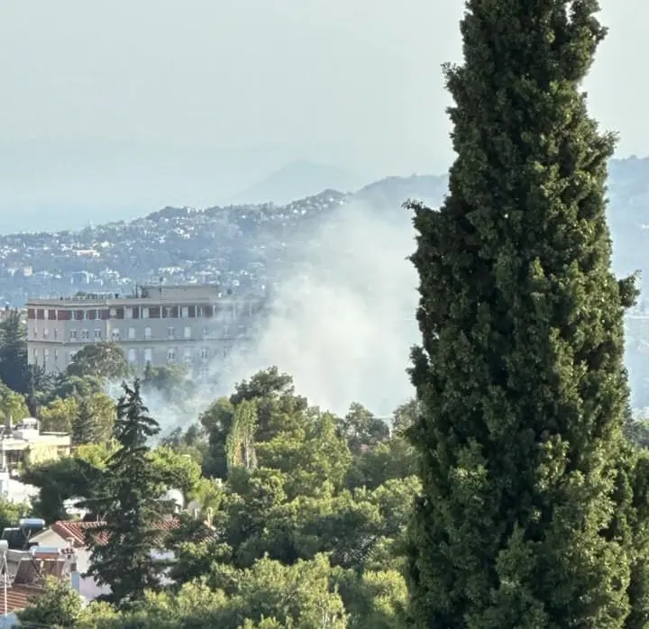 Φωτιά ΤΩΡΑ σε εγκαταλελειμμένο ξενοδοχείο στην Κηφισιά