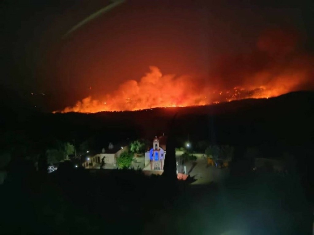Φωτιά στη Ρόδο: Νύχτα κόλαση στο πύρινο μέτωπο – Προληπτικές εκκενώσεις οικισμών και κατασκηνώσεων (pics&vid)