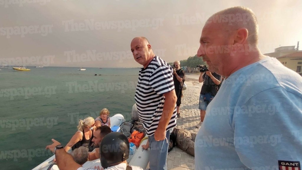 Φωτιά στη Μαγνησία: Σε πλήρη εξέλιξη εκκένωση πολιτών από το λιμάνι της Νέας Αγχιάλου
