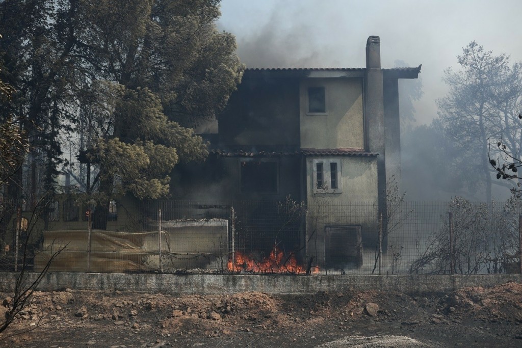 Πύρινη «κόλαση» στο Λαγονήσι – Καίγονται σπίτια – 112 για εκκένωση προς Αθήνα