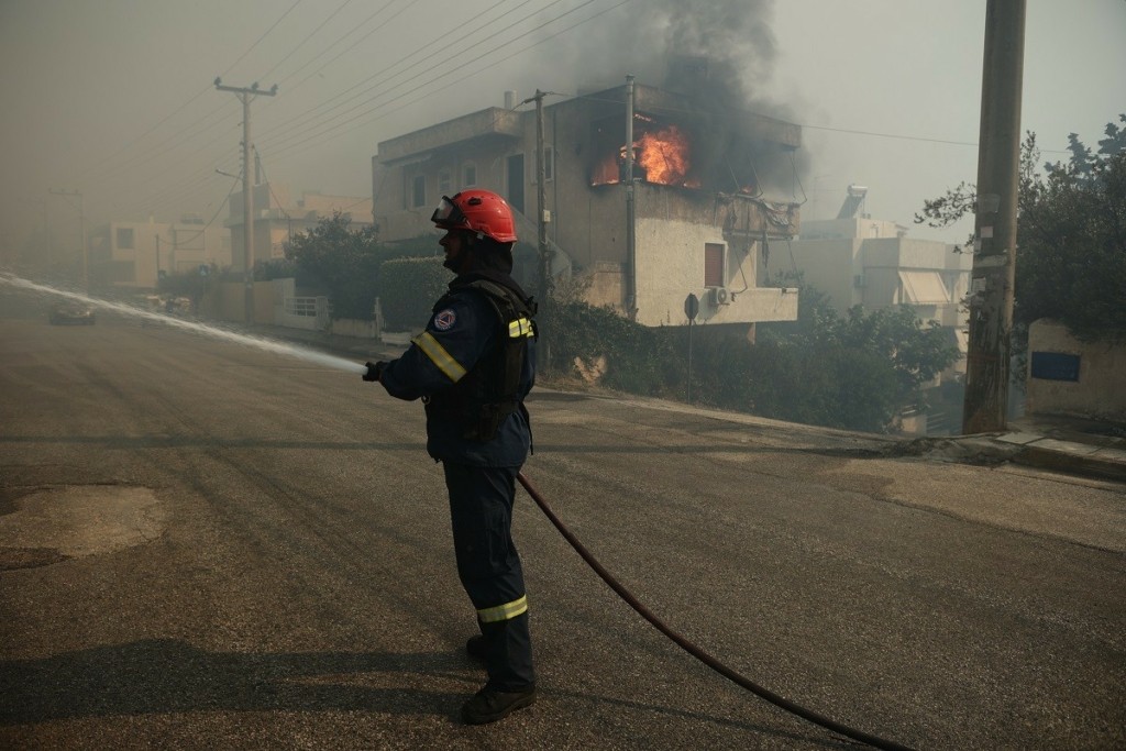 Συνδρομή των Ενόπλων Δυνάμεων στα μέτωπα των πυρκαγιών σε Κουβαρά, Λουτράκι και Καπαρέλλι Βοιωτίας