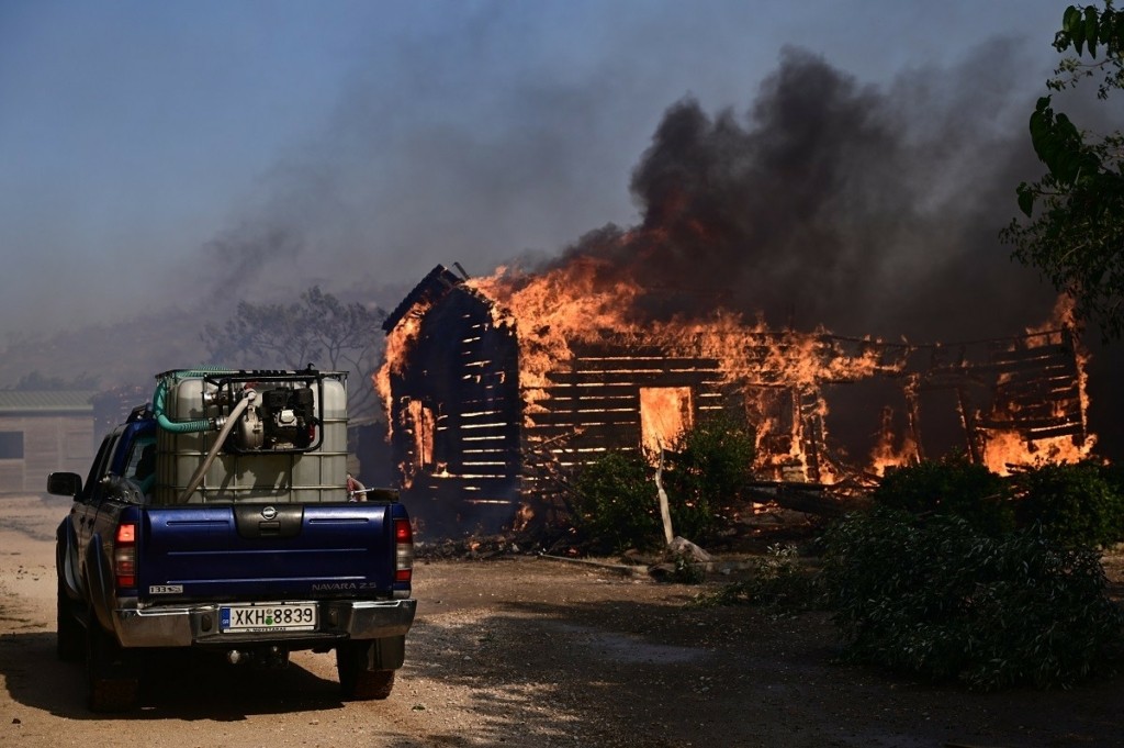 Εικόνες καταστροφής με καμμένα σπίτια και αυτοκίνητα σε Λαγονήσι, Σαρωνίδα, Λουτράκι – Αφέθηκε ελεύθερος o ύποπτος για τη φωτιά στον Κουβαρά