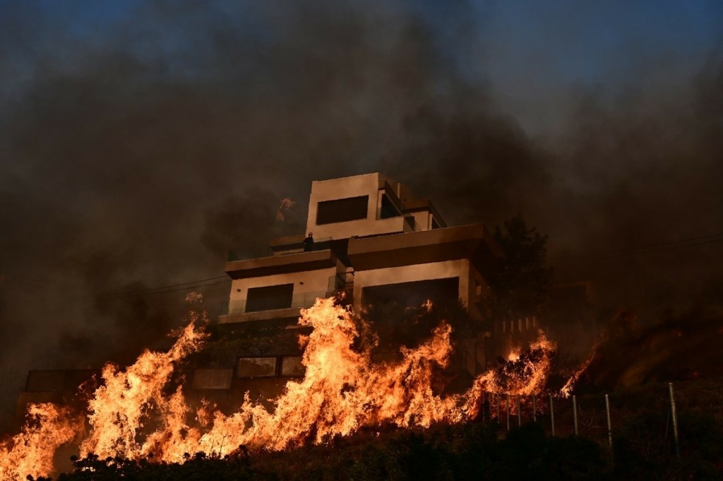 Πύρινη κόλαση με συνεχείς αναζωπυρώσεις σε Σαρωνίδα, Καλύβια – «Μάχη» σπίτι με σπίτι οι πυροσβέστες (pics&vids)
