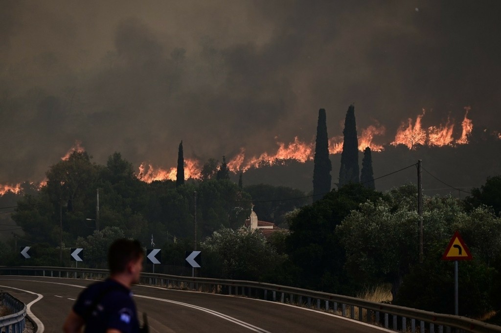 Φωτιά στη Μάνδρα: Δίχως τέλος η πύρινη κόλαση καίει σπίτια και ότι άλλο βρει – Συνεχόμενα μηνύματα για εκκενώσεις από το 112 (pics&vids)